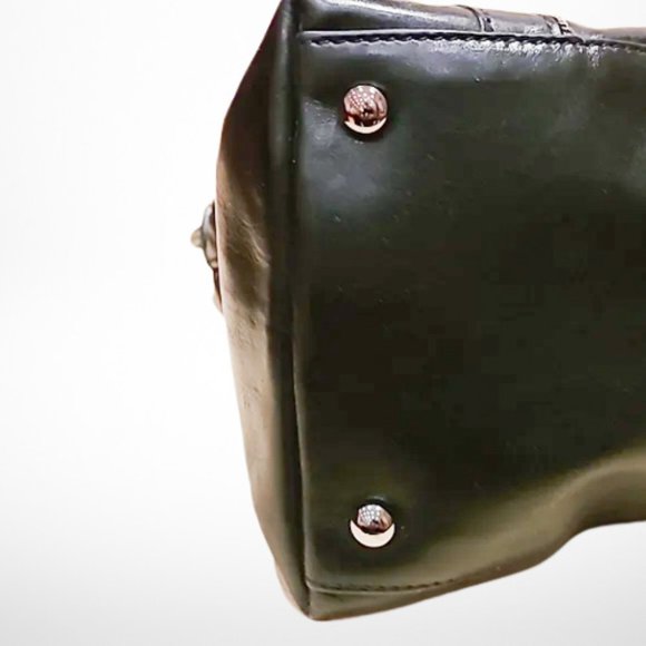 Gorgeous CHANEL handbag w/ large CC logo. Black shiny leather monili metal trim - Picture 7 of 16